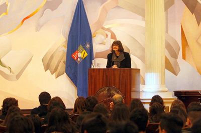 Profesora Rosa Devés, Vicerrectora de Asuntos Académicos, aconsejando a los estudiantes sobre el valor del esfuerzo y estudio