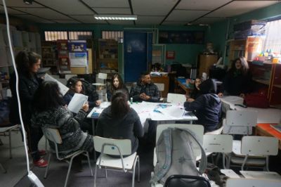  Equipo editorial de la revista El Coipo a Caballo del Liceo Ciudad de Brasilia trabajando en los contenidos.