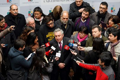 El Rector, el vicepresidente del Senado, el presidente de la FECh, la presidenta de la FENAFUCh, el presidente de la ACAUCh y el presidente del SITRAUCh expusieron sus visiones sobre el proyecto.