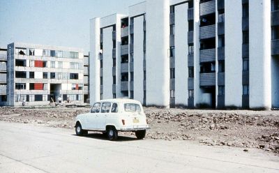 La Villa San Luis estaba compuesta por 27 edificios, con 1038 departamentos que buscaban darle una vivienda digna a familias sin casa de la comuna de Las Condes.