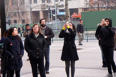 La acción de la Casa de Bello llamó la atención de los transeúntes que a esa hora recorrían la Alameda.