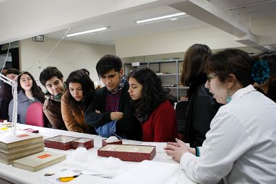 En total, 13 estudiantes de distintas disciplinas de la U. de Chile vivieron esta experiencia de trabajo y aprendizaje que hoy culminó con la presentación de cada uno de sus proyectos.