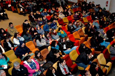 En tanto, centenares de personas participaron en la Facultad de Medicina.