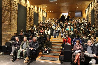 Funcionarios, académicos y estudiantes llenaron el auditorio de la FAU este 8 de agosto.