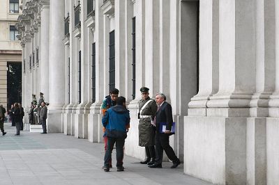 El Rector Vivaldi, en representación de la comunidad universitaria, entregó la carta en La Moneda. 