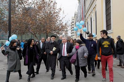 Tras el acto, la comitiva universitaria, encabezada por el Rector, se dirigió masivamente hacia la Plaza Argentina, frente al Mineduc.