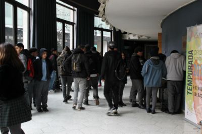 En el hall de la Sala Isidora Zegers, antes de entrar al concierto.