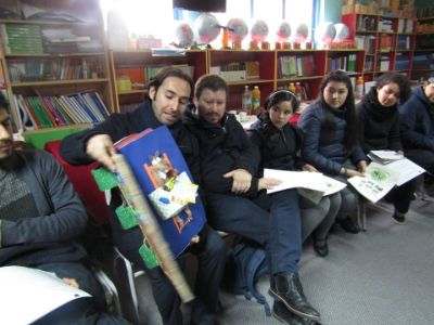 Erick Cavallieri, mostrando uno de los libros para el fomento lector.