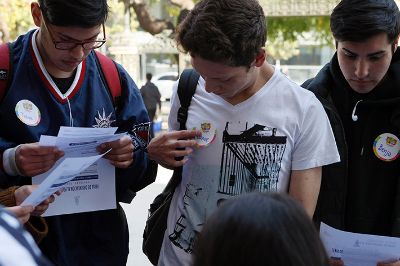 En la Feria, todos los días hubo afluencia de colegios y futuros mechones que resolvieron sus dudas.