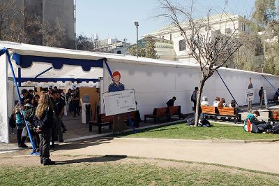 El espacio donde se concentró la información fue en la carpa con stands de más de una veintena de puestos de unidades académicas y ayudas estudiantiles.