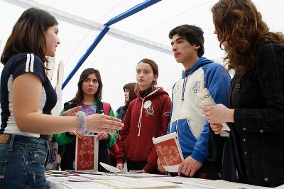 Más de 200 profesionales, estudiantes y académicos trabajaron en pos de entregar el mayor apoyo a los jóvenes.