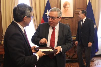 Los rectores Hong Hocheng y Ennio Vivaldi compartieron además la historia y experiencia de sus respectivas universidades en el desarrollo de cada país.