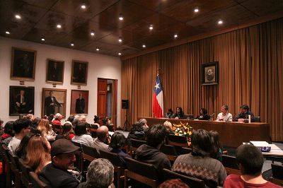 El libro editado por Natalia Cisterna contó con la presentación de Antonia Viu, directora del Departamento de Literatura de la U. Adolfo Ibáñez, e Ignacio Álvarez, académico de la U. de Chile.