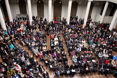 Cientos de personas se congregaron en el Patio Domeyko de Casa Central. 