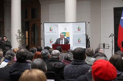 La presencia de familiares, dijo el Rector, "es un acto de valoración de que entre los tantos atributos que sus hijos y familiares tenían, está este vínculo con esta universidad".