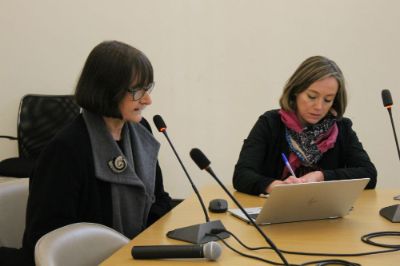 Rosa Devés, Vicerrectora de Asuntos Académicos y Anita Rojas, Jefa de la Unidad de Aprendizaje del Departamento de Pregrado.