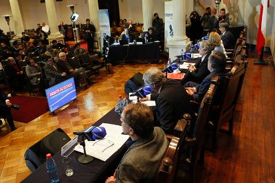 El encuentro contó con la moderación de los periodistas Verónica Franco y Sergio Campos, ambos egresados de nuestro plantel.