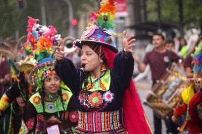 Este sábado 7 de octubre, el desfile de la Fiesta de la Primavera recorrió la Alameda entre las calles Portugal y Nataniel Cox.