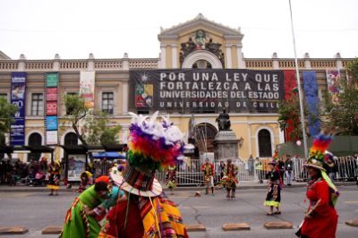 Ritmos latinoamericanos, murgas, batucadas y comparsas fueron parte de la celebración que dio la bienvenida a la primavera.