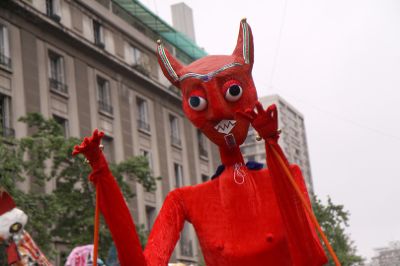 Junto a la alegría de los carros, la ironía y la crítica social, también se hicieron parte del desfile.