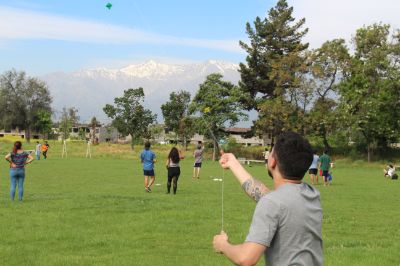 Estudiantes FAU y de Antumapu ayudaron a encumbrar los 100 volantines.