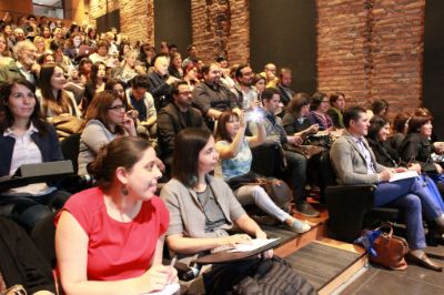 La gran concurrencia de público demostró el creciente interés que tienen los académicos de la Universidad de Chile por compartir y aprender sobre investigación en docencia universitaria.