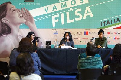 Natalia Cisterna, coordinadora del Doctorado en Literatura de la U. de Chile, y Lorena Amaro, académica de la PUC, participaron de "¿Quien fue Marta Brunet? Su legado a 50 años de su muerte".