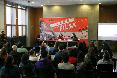 Claudia Flores y Rosa Bahamondes, académicas del Departamento de Lingüística de la U. de Chile, recorrieron los distintos desafíos de enseñar español como segunda lengua.