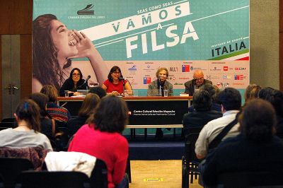 La jornada de la U. de Chile en la Filsa finalizó con el lanzamiento del libro "Exiliados y desterrados del Cono Sur de América. 1970 - 1990".