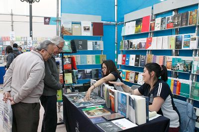 El stand de la U. de Chile en la FILSA 2017 estará abierto hasta el 12 de noviembre con toda la sección de publicaciones de la casa de estudios.