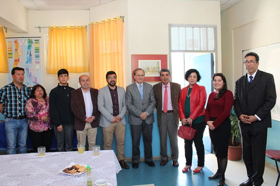 Autoridades locales, directores de establecimientos, estudiantes y representantes del DEMRE celebran la inauguración de la nueva sede.