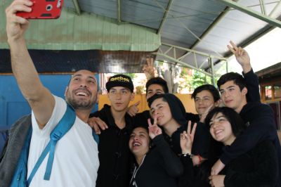 Bruno Grossi, investigador del AMTC, con los estudiantes del Liceo Ciudad de Brasilia.