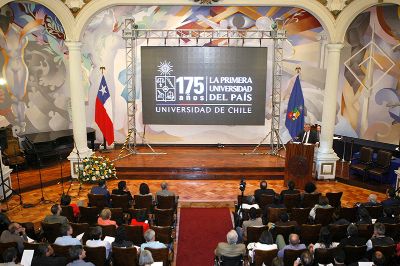 Al cierre de la ceremonia, el Rector Ennio Vivaldi valoró el compromiso de los profesores de nuestra Casa de Estudios con el desarrollo del país como un sello institucional.