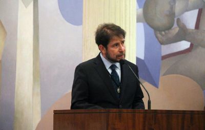 El vicerrector de Asuntos Económicos y Gestión Institucional, Daniel Hojman, calificó como un privilegio el entregarles este reconocimiento a los galardonados.