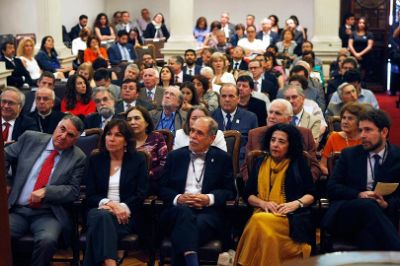 Autoridades universitarias y políticas celebraron junto a la comunidad universitaria y la ciudadanía estos 175 años de historia de la Casa de Bello. 