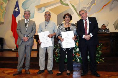 Durante la jornada se entregó la "Medalla y Diploma de Grado" a 30 nuevos Profesores y Profesoras Titulares de nuestro plantel. 