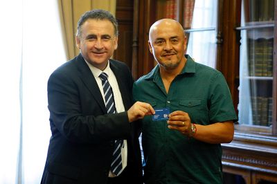 El Prorrector Rafael Epstein y el ex jugador de la "U" Luis Musrri, participaron de la actividad junto a miembros del Consejo Azul y estudiantes de nuestro plantel.