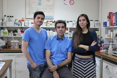 El académico de la Facultad de Ciencias Químicas y Farmacéuticas, Edwar Fuentes, junto a los estudiantes de magíster, Gonzalo Cebrero y Arantza Balsebre