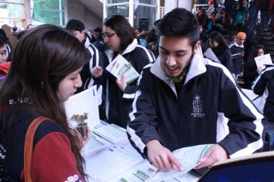 Entre el 26 y 29 de diciembre, en la Facultad de Economía y Negocios, los futuros mechones podrán visitar la Semana del Postulante UChile y así tomar la mejor decisión. 