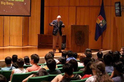 Cientos de asistentes se dieron cita en el Aula Magna de la Facultad de Economía y Negocios para presenciar la ponencia del académico José Maza.