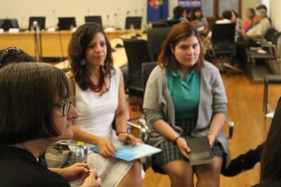 La profesora Rosa Devés, conversando con los estudiantes del liceo Malaquías Concha.  