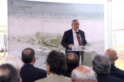 La transdisciplinariedad, la innovación y el vínculo con el Estado fueron los puntos que destacó el Rector Vivaldi al hablar del Proyecto Académico Laguna Carén.