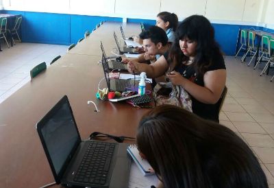 En el laboratorio de computación del Liceo Gladys Valenzuela, la estudiante Génesis Asencio, cuya primera preferencia es estudiar medicina en la Universidad de Chile.