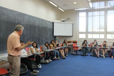 Nelson Zamorano director académico de la EDV, orienta a los estudiantes de los liceos del Programa PACE para que aprovechen al máximo la oportunidad.