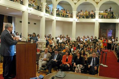 El Rector Ennio Vivaldi destacó el profundo impacto que tiene el feminismo y la lucha de las mujeres en contra de la desigualdad.