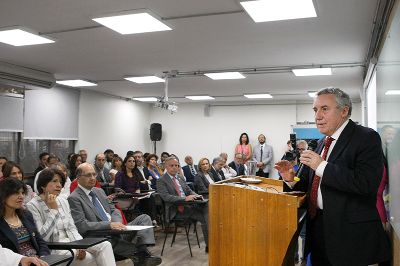 "Para nosotros el abuso de sustancias es un tema que afecta al país, por lo tanto compromete al conjunto de las universidades", dijo el Rector Vivaldi. 