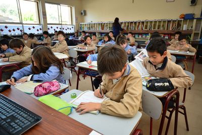 Los resultados indicaron que en ningún tipo de colegio ordenado académicamente los estudiantes obtuvieron un mejor desempeño académico en las pruebas SIMCE de II Medio.