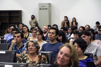 La poesía fue el lenguaje con el cual la comunidad homenajeó a Mara Rita Villarroel, activista y luchadora por los derechos de la diversidad sexual y el reconocimiento social de las personas trans. 