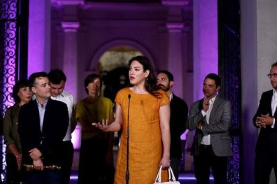 La actriz Daniela Vega y el equipo realizador de "Una Mujer Fantástica" en rueda de prensa en su visita al Palacio La Moneda tras haber recibido el Premio de la Academia. 