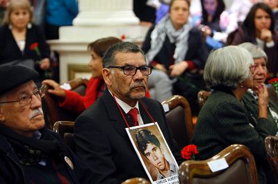 El 11 de septiembre de este año la U. de Chile distinguirá a los nuevos nombres que arroje la investigación y el proceso continuará hasta reconocer a todas y todos los estudiantes.